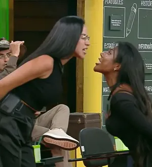 Imagem ilustrativa da imagem Carol e Tamires 'quebram o pau' em A Fazenda; veja