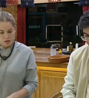 Imagem ilustrativa da imagem Clima quente! Dudu Camargo e Saory trocam carícias na piscina; veja