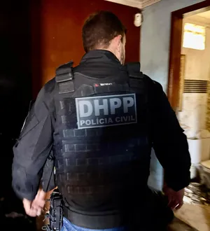 Imagem ilustrativa da imagem Coroa mata vizinho, fica de boa em 'apê' e tem fim indesejado