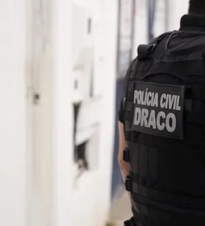 Imagem ilustrativa da imagem 'De menor' rouba colar de turista e se dá mal na festa de Iemanjá