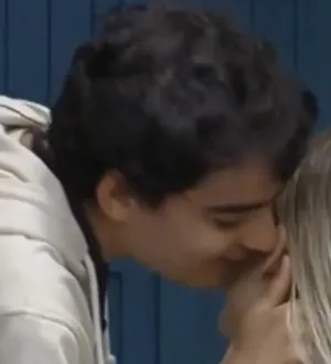 Imagem ilustrativa da imagem Dudu e Saory têm noite calorosa e influenciadora aparece com chupão