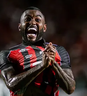 Imagem ilustrativa da imagem Fim da novela! Vitória renova com lateral Ramon até dezembro