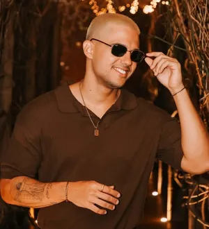 Imagem ilustrativa da imagem Guga Meyra lança releituras de hits do funk carioca em ritmo de pagode