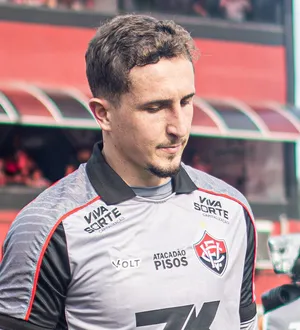 Imagem ilustrativa da imagem Herói na reta final da Série A 2025, Thiago Couto vaza do Vitória