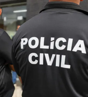 Imagem ilustrativa da imagem Homem é preso após ligar e ameaçar ex enquanto ela registrava BO