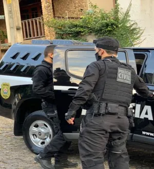 Imagem ilustrativa da imagem Homem sai para comer água, volta e morre ao ver namorada com ex