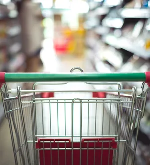 Imagem ilustrativa da imagem Jovem é esfaqueado e morto após chutar carrinho de supermercado