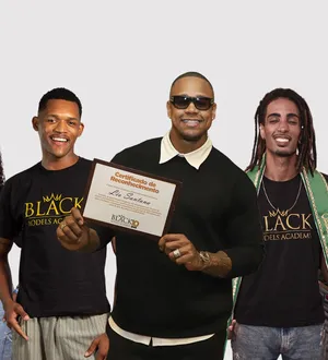 Imagem ilustrativa da imagem Léo Santana recebe comenda de projeto social que é padrinho