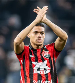 Imagem ilustrativa da imagem Mais um! Vitória renova contrato de lateral-esquerdo