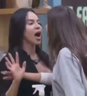 Imagem ilustrativa da imagem Martina cospe em Tamires e briga pode gerar expulsão na Fazenda; veja