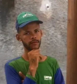 Imagem ilustrativa da imagem Morto na porta de casa: gari influencer tem fim trágico em Salvador