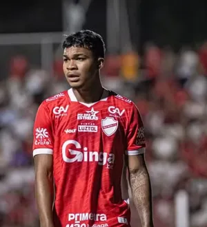 Imagem ilustrativa da imagem Murro e chute! Cliente acusa jogador de espancamento em bar