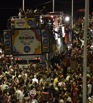 Imagem ilustrativa da imagem Novinho se mete em confusão e morre esfaqueado em bloco de Carnaval