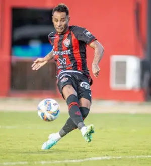 Imagem ilustrativa da imagem Pastor livre! Ex-atacante do Vitória deixa a cadeia após 8 meses