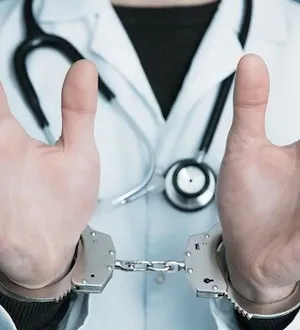 Imagem ilustrativa da imagem Prestes a se formar, estudante de medicina troca jaleco por algemas