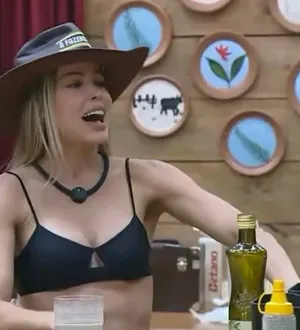 Imagem ilustrativa da imagem Saory pode ser expulsa após incidente com Rayane em A Fazenda 17