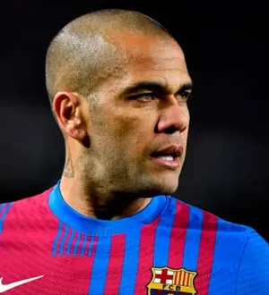 Imagem ilustrativa da imagem Tá podendo? Daniel Alves compra clube e avalia retorno aos gramados