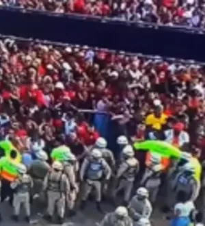 Imagem ilustrativa da imagem Torcedor do Vitória crítica entrada do Barradão: “Cena de terror”