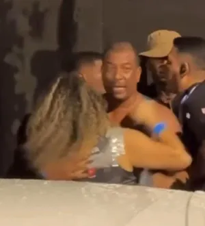 Imagem ilustrativa da imagem Vídeo: Homem cai na porrada após suposto furto de celular na Barra