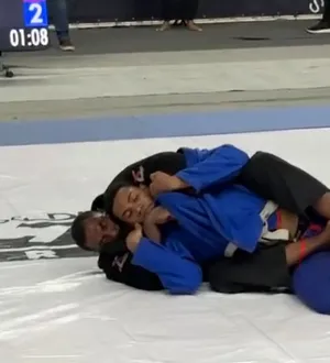 Imagem ilustrativa da imagem Vídeo: cantor baiano 'nocauteia' atleta com golpes de jiu-jitsu