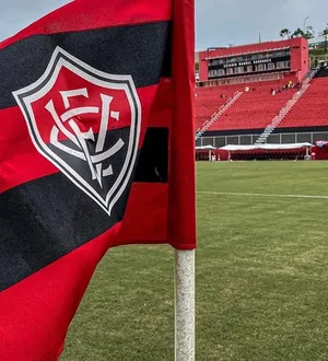 Imagem ilustrativa da imagem Vídeo: garis viralizam ao usar bandeira do Vitória para bafar lixo