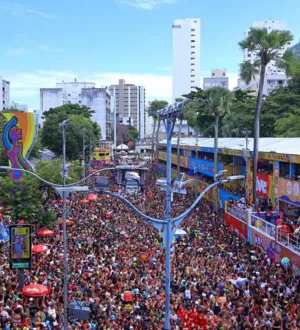 Imagem ilustrativa da imagem Vídeo: mulher esfaqueia homem no terceiro dia de Carnaval