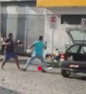 Imagem ilustrativa da imagem Vídeo: treta entre vizinhos termina com socorrista atingido por facão
