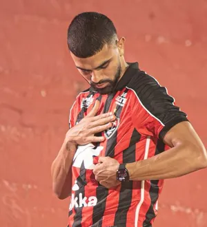 Imagem ilustrativa da imagem Vitória anuncia contratação de atacante que estava na gringa