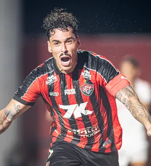 Imagem ilustrativa da imagem Vitória broca o Inter e dorme fora da zona de rebaixamento