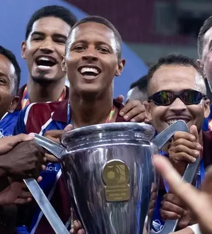 Imagem ilustrativa da imagem Vitória tricolor! Time Pernambucano levanta taça trajado de Bahia