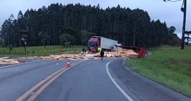 Imagem ilustrativa da imagem Acidente entre carro e carreta deixa uma pessoa morta na Bahia