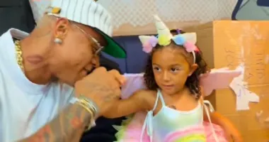 Imagem ilustrativa da imagem Assista: filha de Léo Santana, Liz encanta ao dançar hit do pai