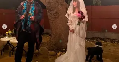 Imagem ilustrativa da imagem Até que o latido os separe? Cantora de Rock 'casa' com cachorro