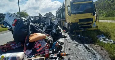 Imagem ilustrativa da imagem Batida feia entre caminhão e caminhonete deixa um morto em Alagoinhas