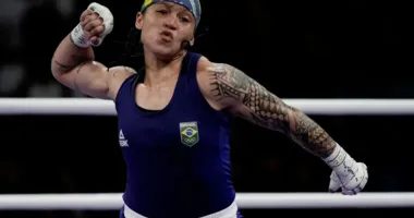 Imagem ilustrativa da imagem Bia Ferreira leva a pior, é nocauteada e perde o cinturão mundial