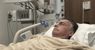 Imagem ilustrativa da imagem Bolsonaro apresenta piora e deve passar Réveillon no hospital