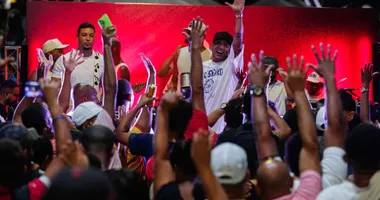 Imagem ilustrativa da imagem Brocou, pai! MASSA! colore e dá ritmo à Lapa em festão de 15 anos