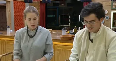 Imagem ilustrativa da imagem Clima quente! Dudu Camargo e Saory trocam carícias na piscina; veja