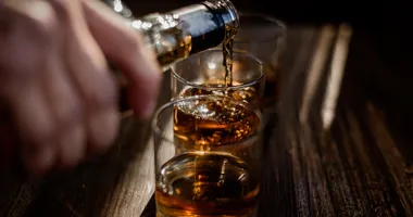 Imagem ilustrativa da imagem Comeu água? Saiba como curar a ressaca durante o Carnaval