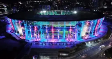 Imagem ilustrativa da imagem Cores da bandeira trans na Fonte Nova geram reação da torcida do Bahia