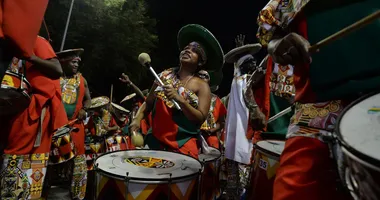 Imagem ilustrativa da imagem Cores e indumentárias dos blocos afro têm vários significados