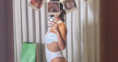 Imagem ilustrativa da imagem De body cavado, Ivete Sangalo exibe marquinha do bronze antes