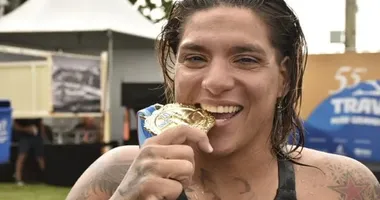 Imagem ilustrativa da imagem Deu ela! Ana Marcela vence a travessia Salvador-Mar Grande