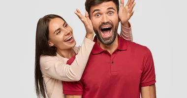 Imagem ilustrativa da imagem Engraçados no topo: pesquisa revela que humor vence a beleza na hora H