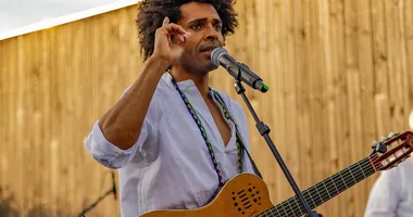 Imagem ilustrativa da imagem Ex-jogador baiano pendura as chuteiras e leva 'swing' para a Europa