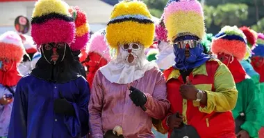 Imagem ilustrativa da imagem Fantasias de corno e vampirinha fazem sucesso no Fuzuê