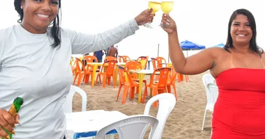 Imagem ilustrativa da imagem Galera curte últimas horas de 2025 na calmaria da Ribeira