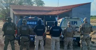 Imagem ilustrativa da imagem Laranja do CV, foragido por tráfico, é preso com armamento pesado