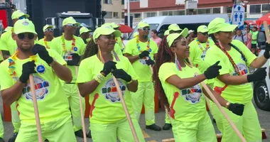 Imagem ilustrativa da imagem Limp Dance: garis equilibram o trabalho e a curtição no Carnaval