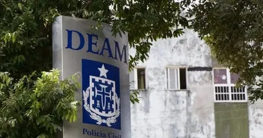 Imagem ilustrativa da imagem Mulher é atacada com ácido dentro de salão de beleza em Itapuã